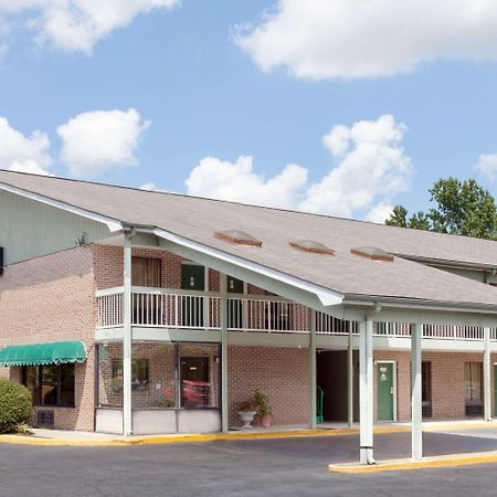 Days Inn By Wyndham Columbia Ne Fort Jackson Екстериор снимка