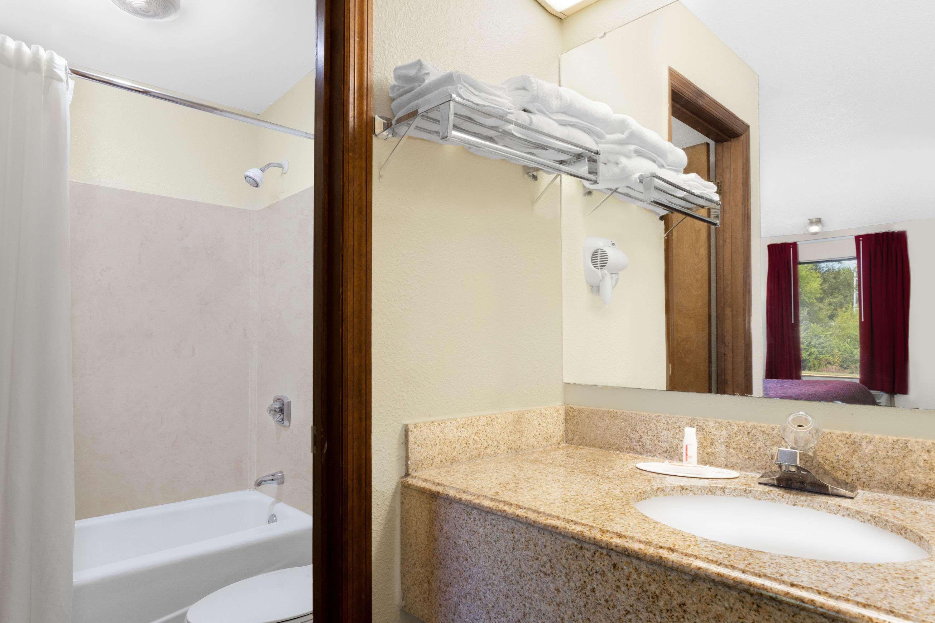 Days Inn By Wyndham Columbia Ne Fort Jackson Екстериор снимка