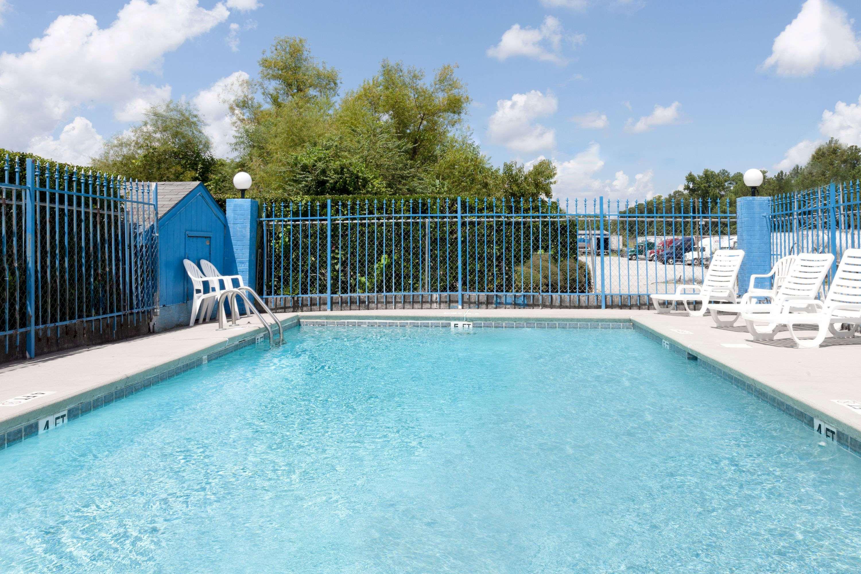 Days Inn By Wyndham Columbia Ne Fort Jackson Екстериор снимка