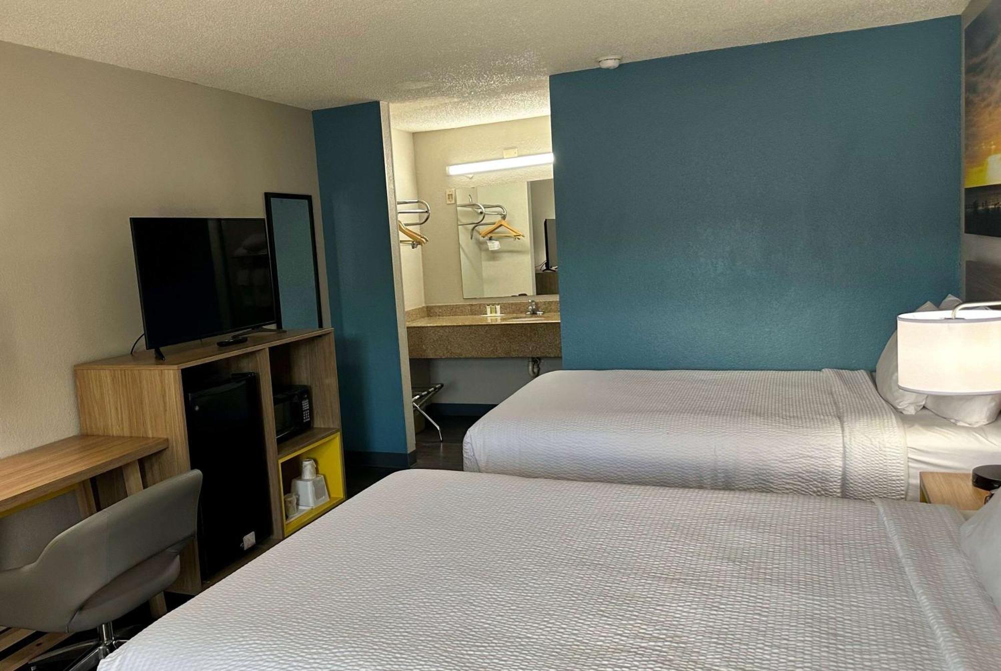 Days Inn By Wyndham Columbia Ne Fort Jackson Екстериор снимка