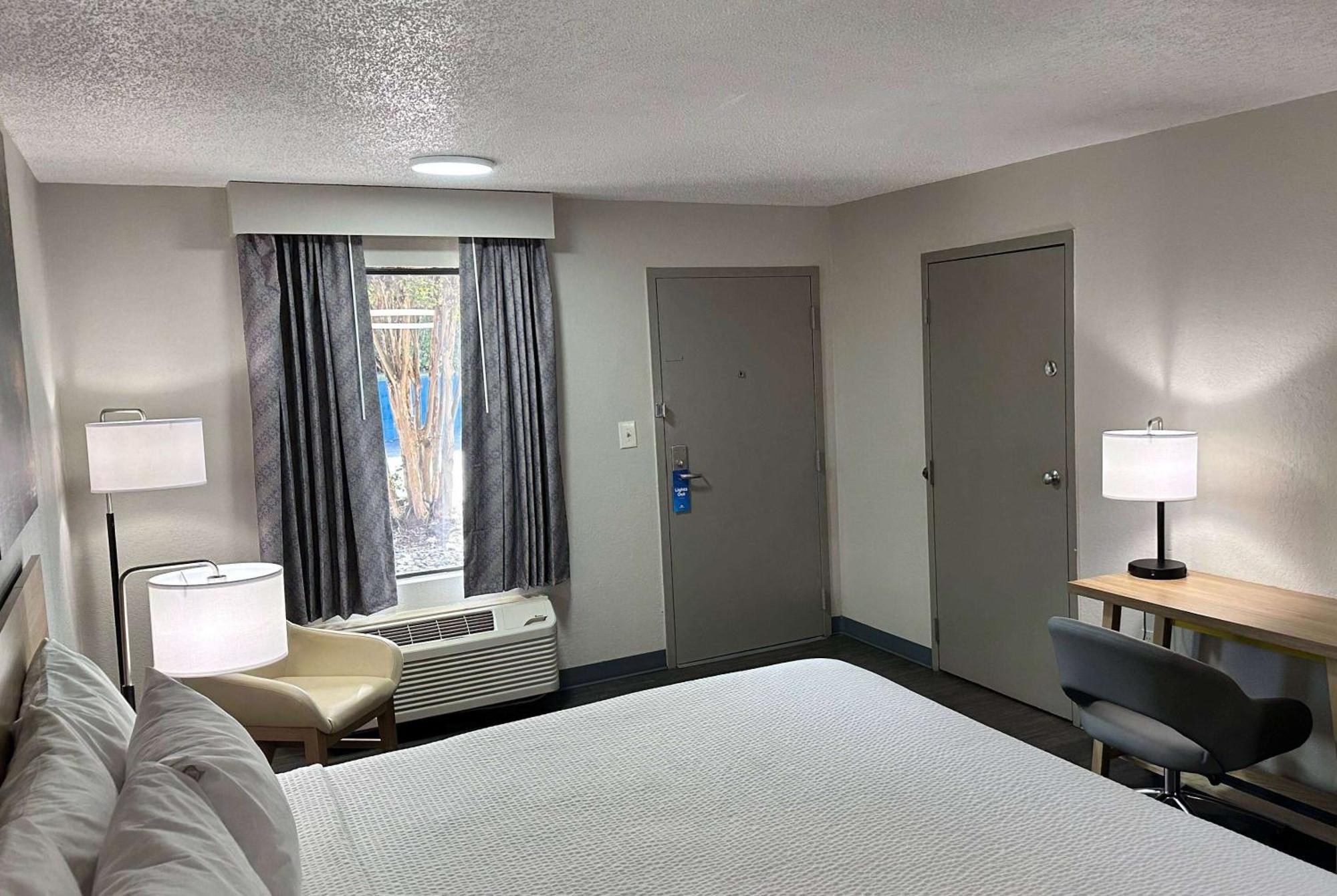 Days Inn By Wyndham Columbia Ne Fort Jackson Екстериор снимка